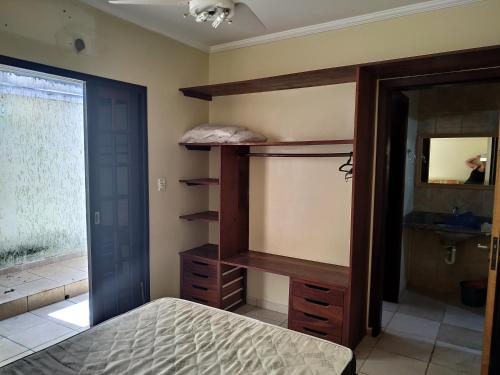 Ένα ή περισσότερα κρεβάτια σε δωμάτιο στο Budget Apartamento Na Praia Ubatuba