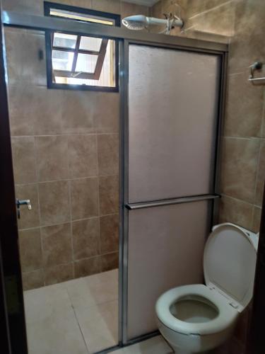 Ένα μπάνιο στο Budget Apartamento Na Praia Ubatuba