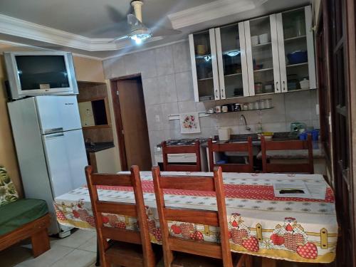 Η κουζίνα ή μικρή κουζίνα στο Budget Apartamento Na Praia Ubatuba