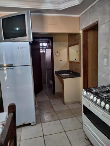 Η κουζίνα ή μικρή κουζίνα στο Budget Apartamento Na Praia Ubatuba