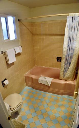 a bathroom with a bath tub and a toilet at Uptown Inn in Port Angeles