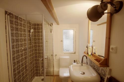 a bathroom with a shower and a sink and a toilet at Historisch übernachten Brinkerplatz 3 in Essen