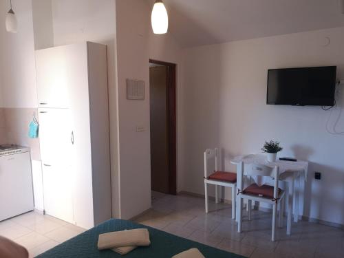 Televízia a/alebo spoločenská miestnosť v ubytovaní Apartmani Pilon