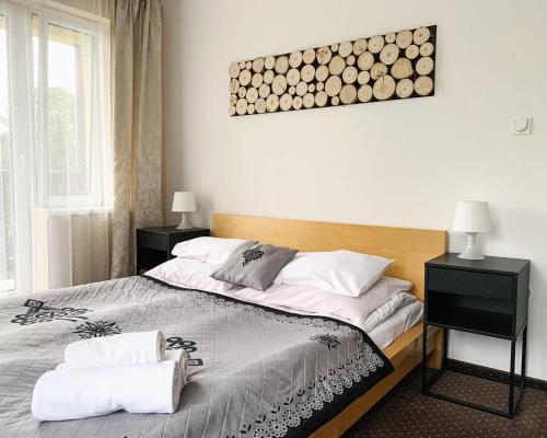 1 dormitorio con 1 cama con 2 toallas en Królowa Śniegu, en Karpacz