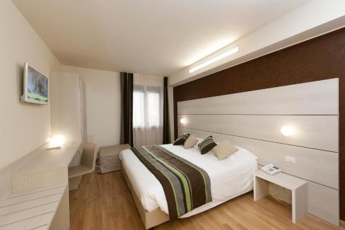 a hotel room with a bed in a room at HB Aosta Hotel & Balcony SPA in Aosta