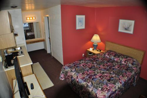 Ένα ή περισσότερα κρεβάτια σε δωμάτιο στο Uptown Inn