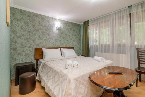 Un pat sau paturi într-o cameră la Borjomi Villa Roma