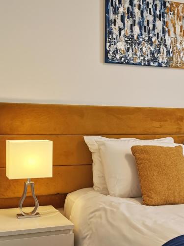 Кровать или кровати в номере Vkm Apartments