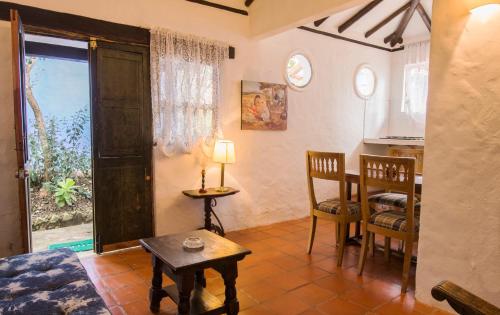 sala de estar con mesa y sillas y cocina en Hacienda Flamingo, en Villa de Leyva
