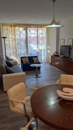 een woonkamer met een bank en een tafel bij appartamento mariani in Riccione