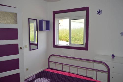 Cette chambre comprend un lit et un miroir. dans l'établissement Casa 4 Estaçoes, à Batalha
