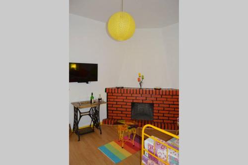 a living room with a fireplace and a tv at Casa 4 Estaçoes in Batalha