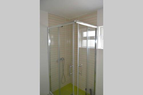W łazience znajduje się prysznic ze szklanymi drzwiami. w obiekcie Casa 4 Estaçoes w mieście Batalha