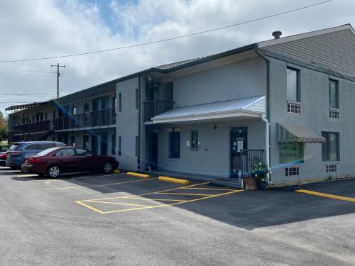 a building with a car parked in a parking lot at Cabarrus Inn in Concord