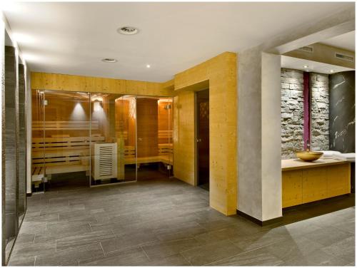 ザンクト・アントン・アム・アールベルクにある"Quality Hosts Arlberg" Hotel Garni Mössmerの黄色の壁とタイルフロアのバスルーム