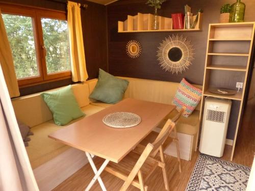 ein kleines Esszimmer mit einem Tisch und Stühlen in der Unterkunft La Maison Blanche in Courlans