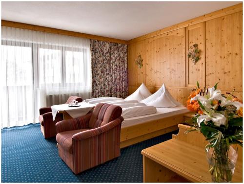Postel nebo postele na pokoji v ubytování "Quality Hosts Arlberg" Hotel Garni Mössmer