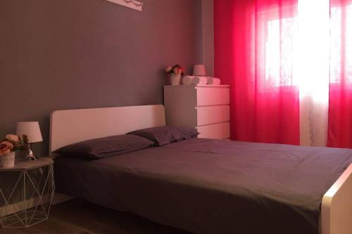 ein Schlafzimmer mit einem großen Bett mit rosa Vorhängen in der Unterkunft Cosy holiday apartment in Lagos in Lagos
