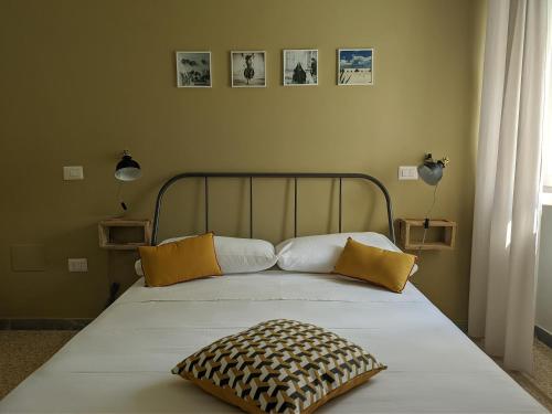 een bed met twee kussens in een slaapkamer bij Terra di Sud Rooms in Lecce
