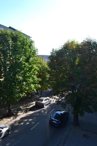 Blick auf eine Straße mit auf der Straße geparkt in der Unterkunft Smart in Ternopil