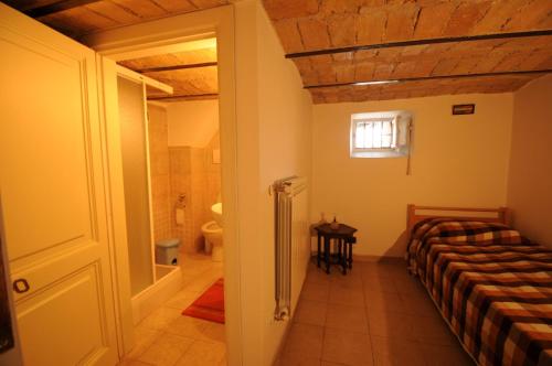 ローマにあるCasa Vacanze Colosseo da Fernando no elevatorのベッド1台とバスルームが備わる小さな客室です。