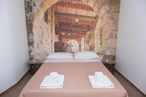 A bed or beds in a room at Marirosa