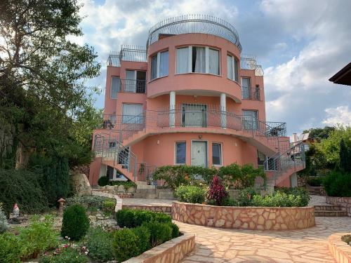 Gallery image of Sunray Guest House, Private Rooms & Apartment with Lovely Sea View in Varna City