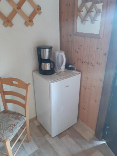 a small refrigerator with a coffee maker on top of it at Spreewaldpension Glatz in Müschen