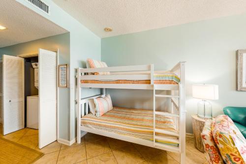 1 dormitorio con 2 literas en una habitación en Phoenix VII en Orange Beach