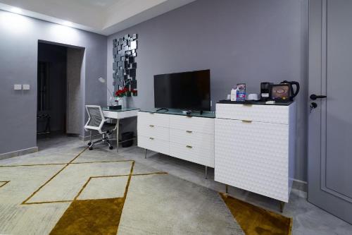 Uma televisão e/ou sistema de entretenimento em The Alima Suites