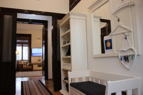 sala de estar con encimera blanca y estanterías en ELLA Apartment Timisoara no9, en Timisoara