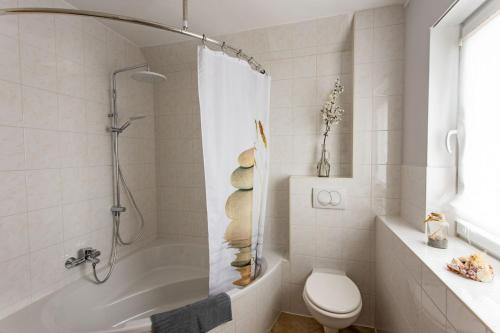 Koupelna v ubytování Ferienwohnung an den Grundwiesen