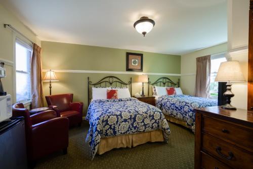 una habitación de hotel con 2 camas y una silla en Marina Motel, en San Francisco