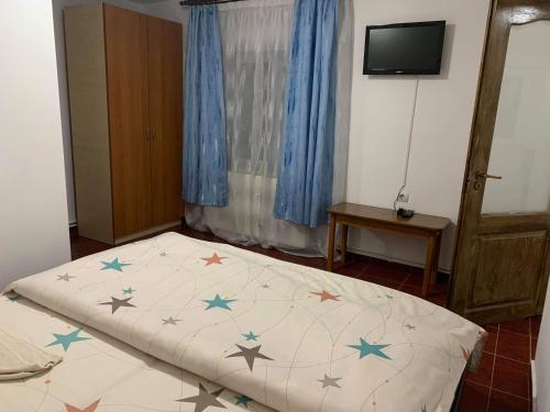 um quarto com uma cama com estrelas em Casa Madalina em Săpînţa