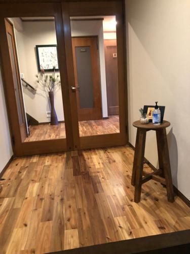 a hallway with a mirror and a table and a door at 大人スイート 那須高原 結 cottage in Nasu