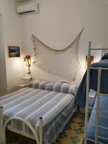 um quarto com uma cama com uma grande cabeceira de cama em Locazione turistica Le Vele em Pulsano