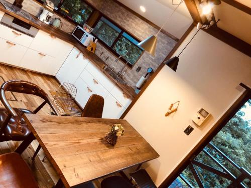 an overhead view of a dining room and kitchen with a wooden table at 大人スイート 那須高原 結 cottage in Nasu