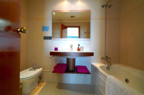 a bathroom with a sink and a bath tub and a sinkessment at Apartment Bleakley in Altea
