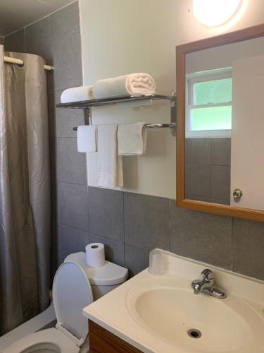 Ett badrum på Budget Lodge Newton Falls