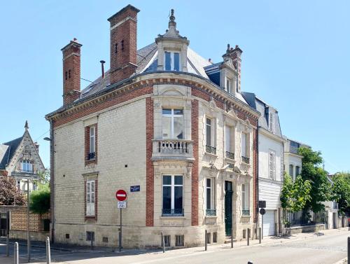 un antiguo edificio de ladrillo en una calle de la ciudad en La Maison de Reina en Troyes
