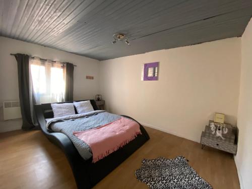 a bedroom with a bed in a room at La Cigale in Annot