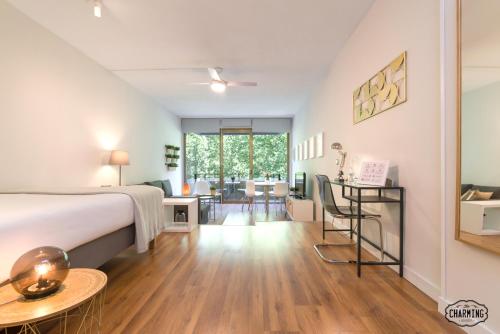 ein Schlafzimmer mit einem Bett und ein Wohnzimmer in der Unterkunft Charming Museo del Prado II - Estancias Temporales in Madrid