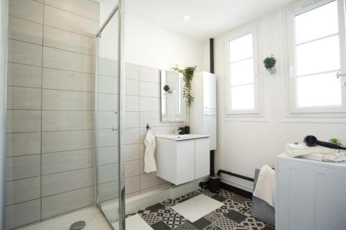 a bathroom with a shower and a sink at #LIndustrioChampetre Free Parking, Bien Situé, Spacieux, Proche Clinique in Rouen