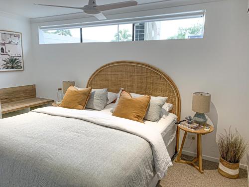 Un dormitorio con una cama grande y una ventana en Pavilions Collection en Airlie Beach