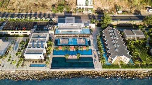 uma vista aérea de um resort com uma piscina em Marina Bay Vung Tau Resort & Spa em Vung Tau