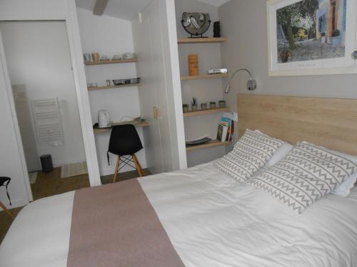 - une chambre avec un lit blanc et 2 oreillers dans l'établissement chambre hôte avec piscine - La Vialatte, à Gaillac