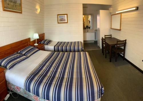 מיטה או מיטות בחדר ב-Finley Motel