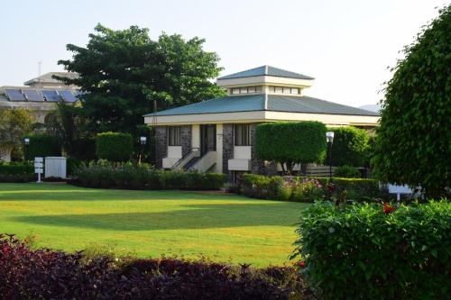Jardín al aire libre en Fazlani Natures Nest - The Wellness Retreat