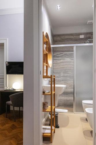 un baño con lavabo e inodoro en Re Vittorio De Luxe, en Messina