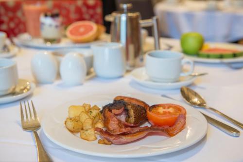 talerz jedzenia na stole z talerzem jedzenia w obiekcie Crowne Plaza - Sheffield, an IHG Hotel w Sheffield